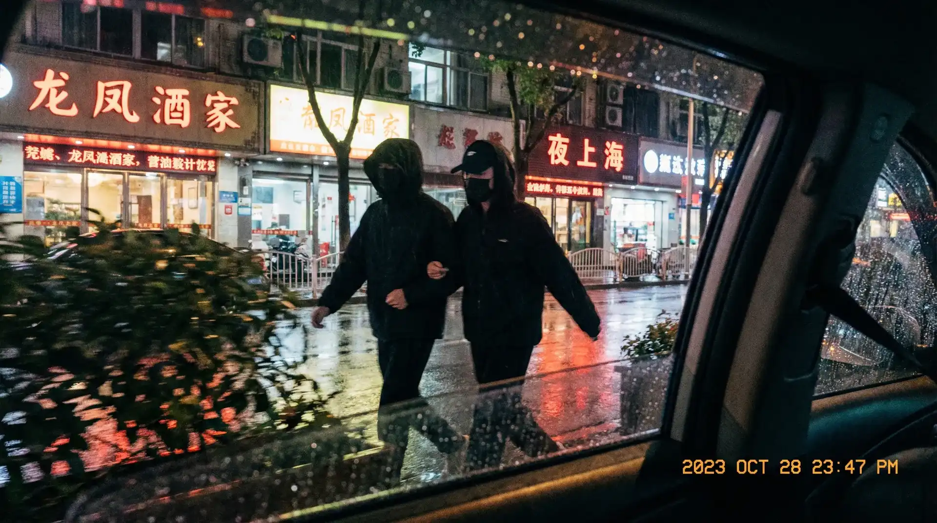 西安:一客车违规甩客 车内有阳性 - 顶流明星深夜密会现场抓拍照片